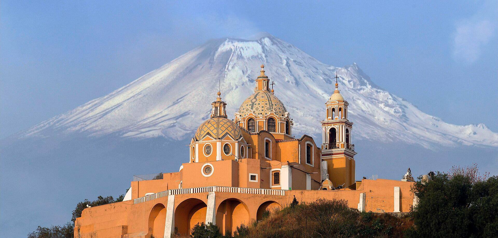 Santuario de los Remedios en Cholula con el volcán Popocatépetl