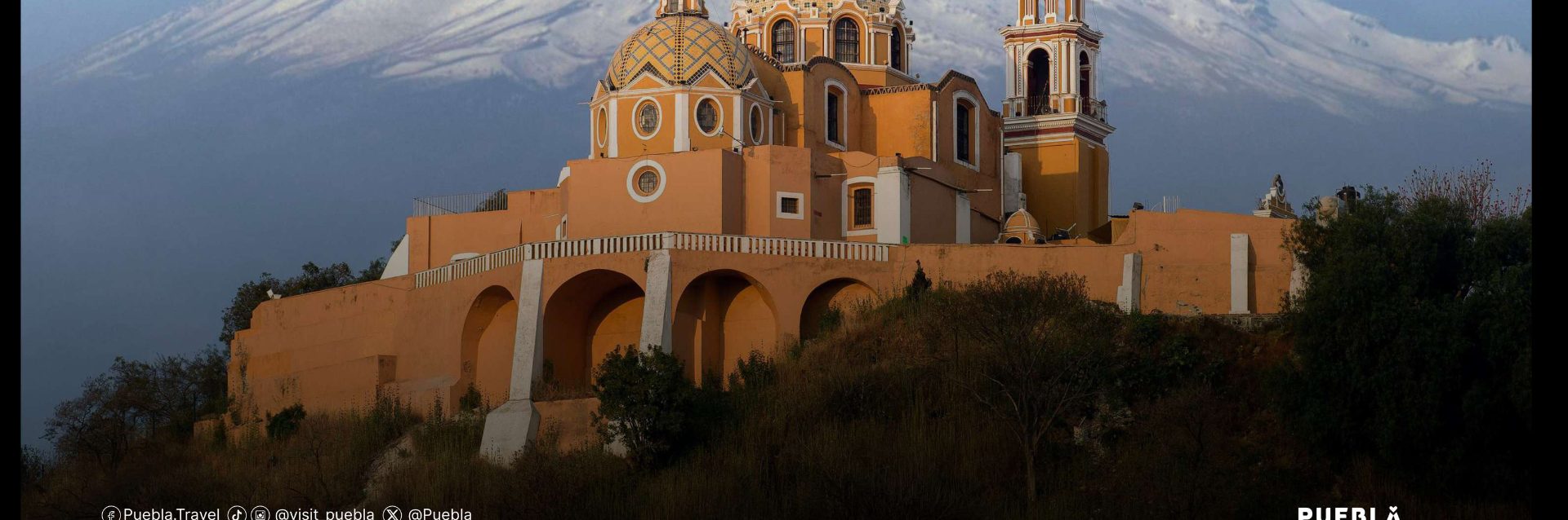 Santuario de Nuestra Señora de los Remedios en Cholula frente al Popocatépetl